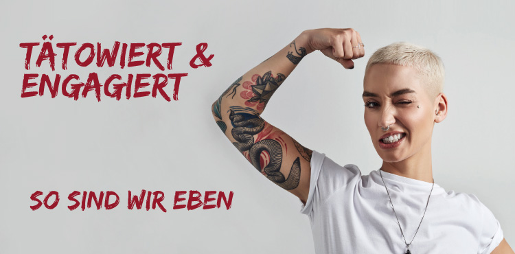 Auf dem Bild siehst du eine junge, engagierte Pflegerin mit einem Tattoo auf Ober- und Unterarm. Sie blinzelt dir zu.