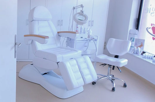 Das Bild zeigt den hellen Arbeitsplatz der Podologie, mit einem bequemen Behandlungsstuhl und moderner Ausstattung.