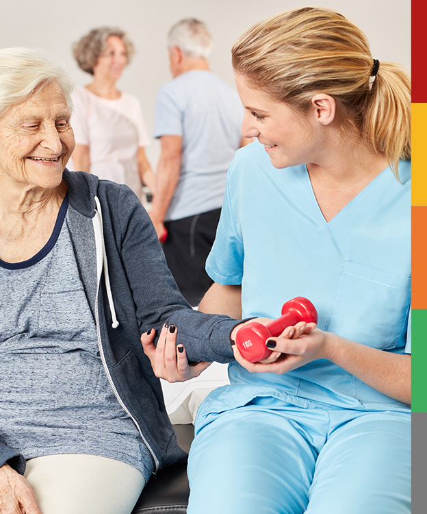 Du siehst hier eine Patientin mit einer Kurzhantel, deren Hand liebevoll von einer motivierenden Therapeutin gehalten wird.