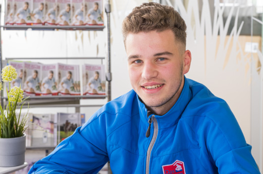 Auf dem Bild siehst du einen sympatischen Pflegediensthelfer.